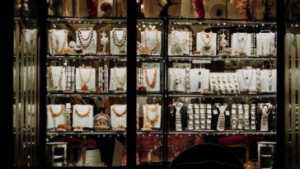 5 Features Of A Good And Reliable Jewelry Store In Pittsburgh     marius cern mle8YcOtcAc unsplash 364x205 1 300x169 - 5 Features Of A Good And Reliable Jewelry Store In Pittsburgh    Â